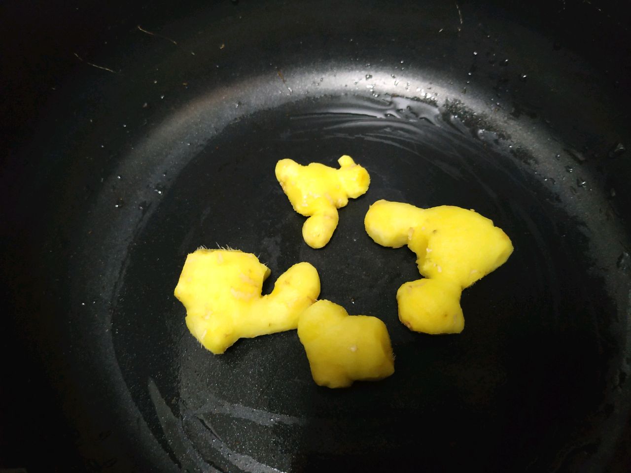 黄姜黄豆焖猪蹄髈
