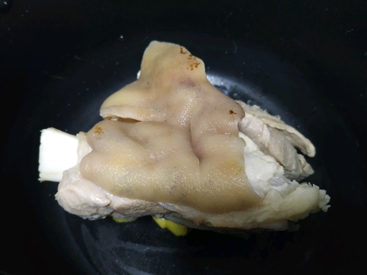 黄姜黄豆焖猪蹄髈