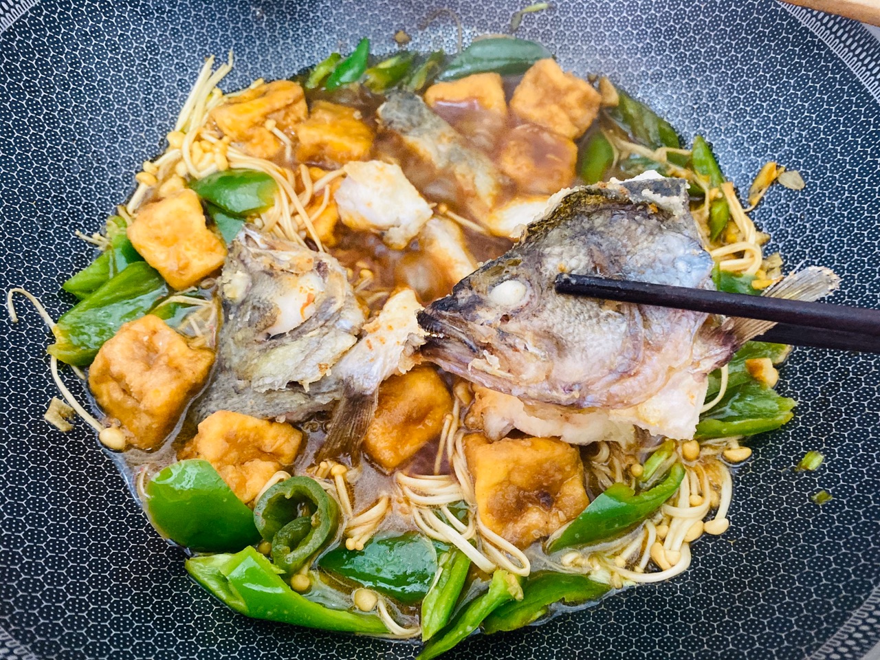 黄金鲈鱼煲