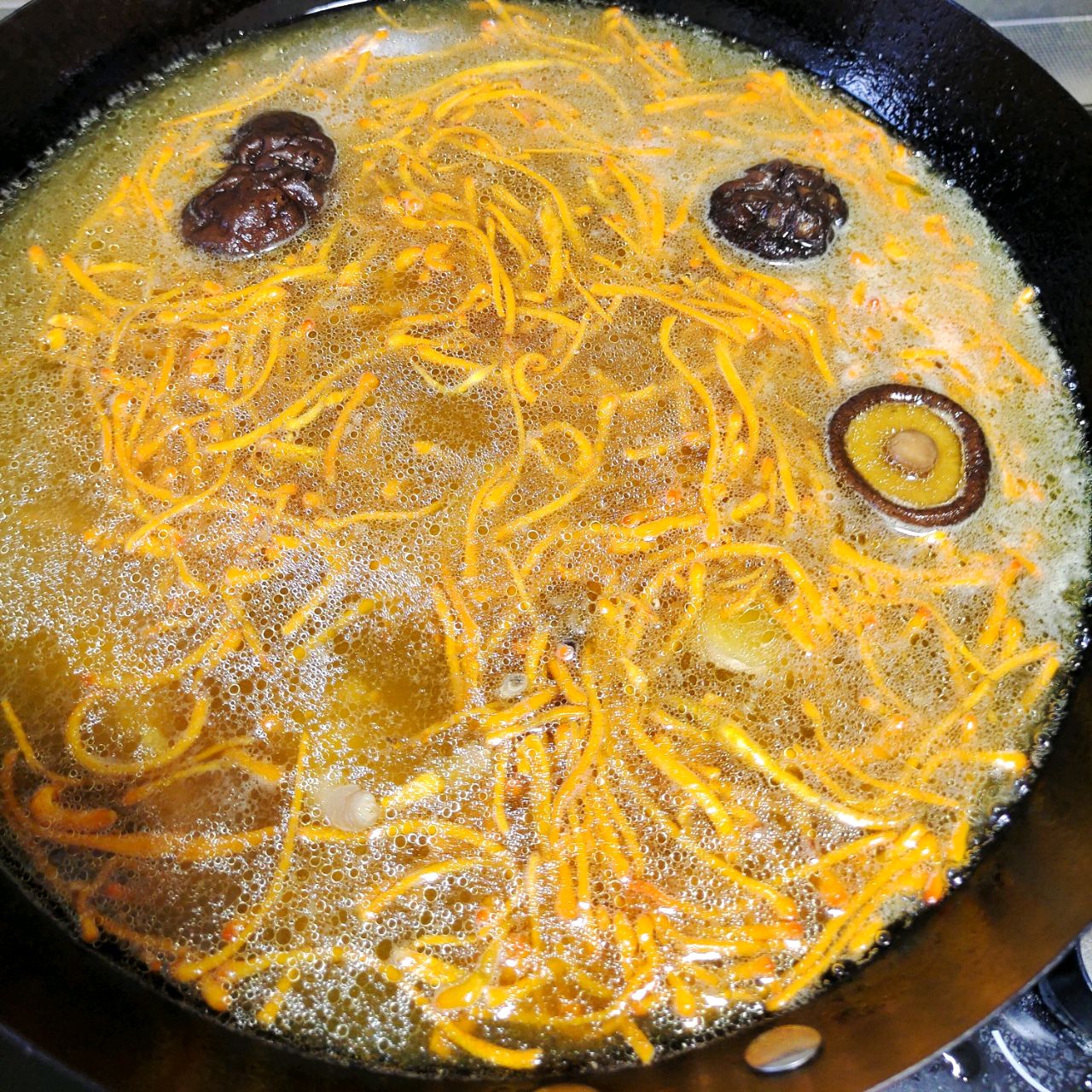 黄金滋补的虫草花炖鸡汤