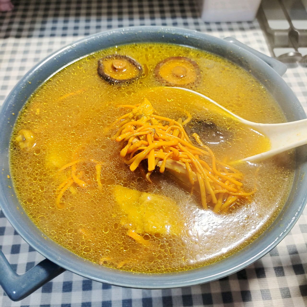 黄金滋补的虫草花炖鸡汤