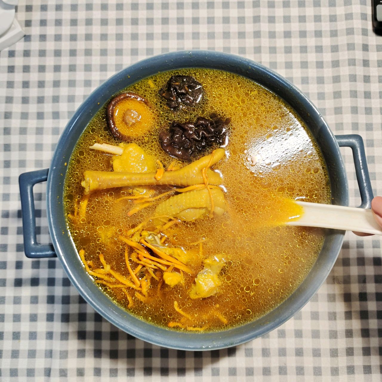黄金滋补的虫草花炖鸡汤