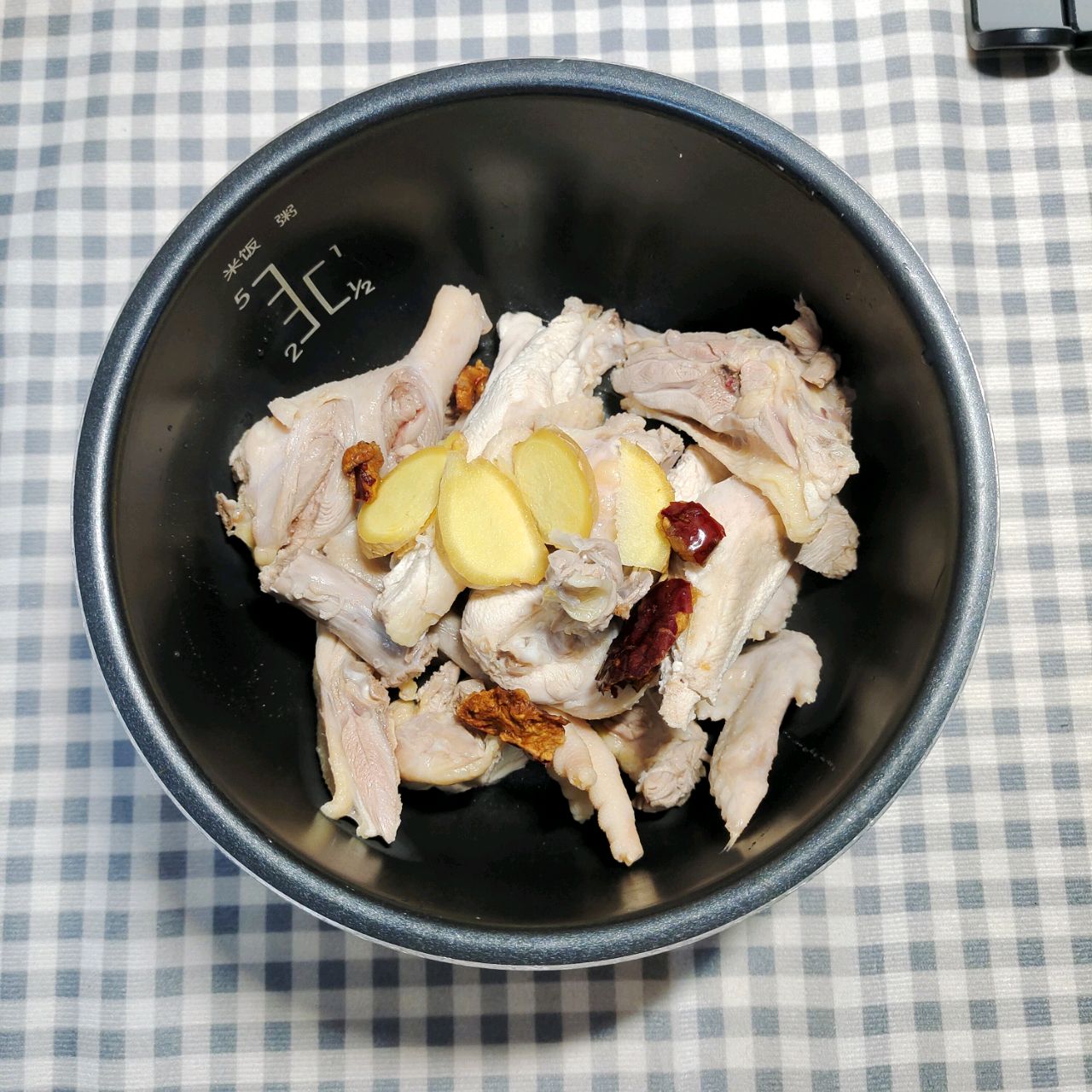 黄金滋补的虫草花炖鸡汤