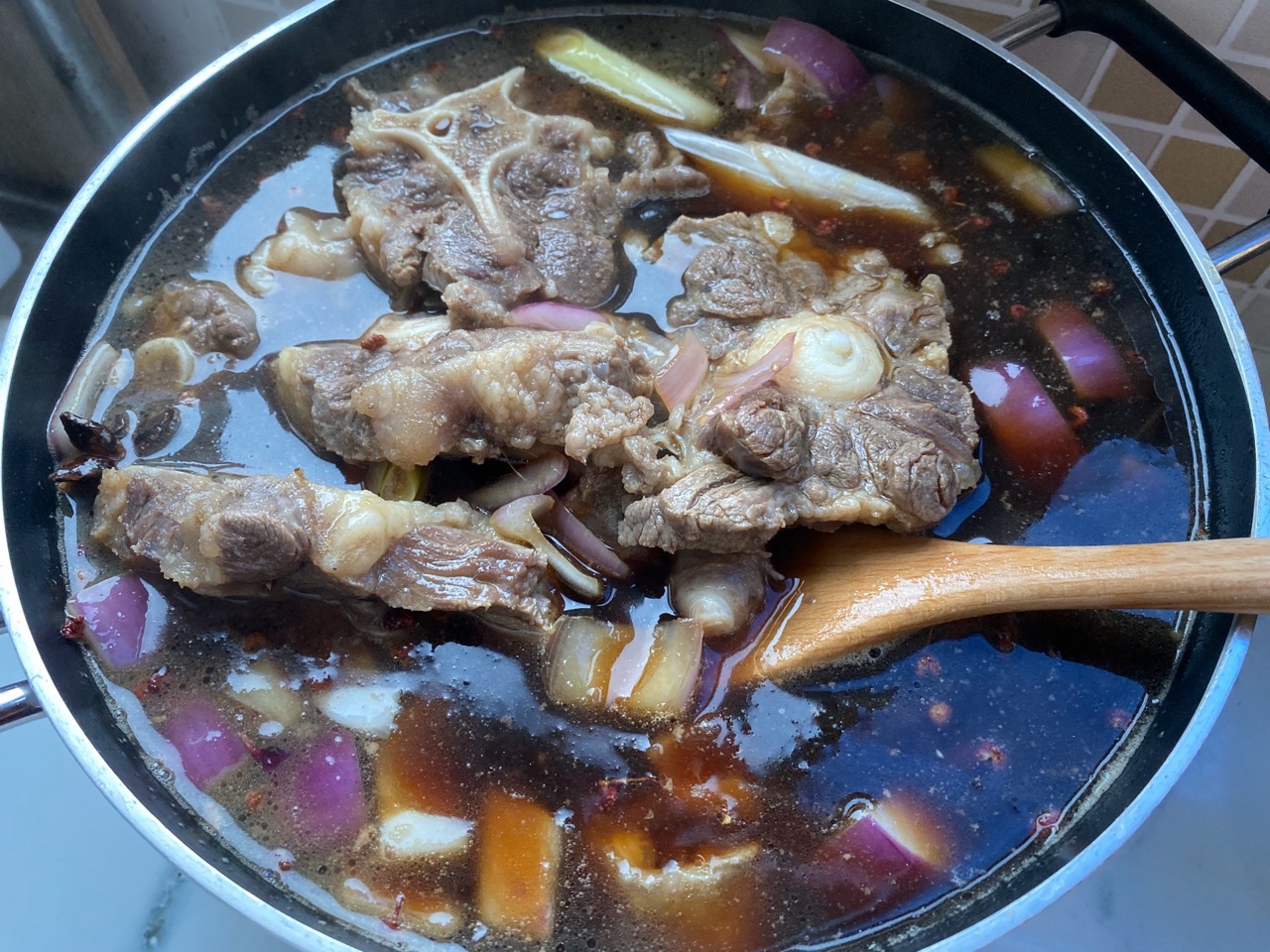 黄酒炖牛尾
