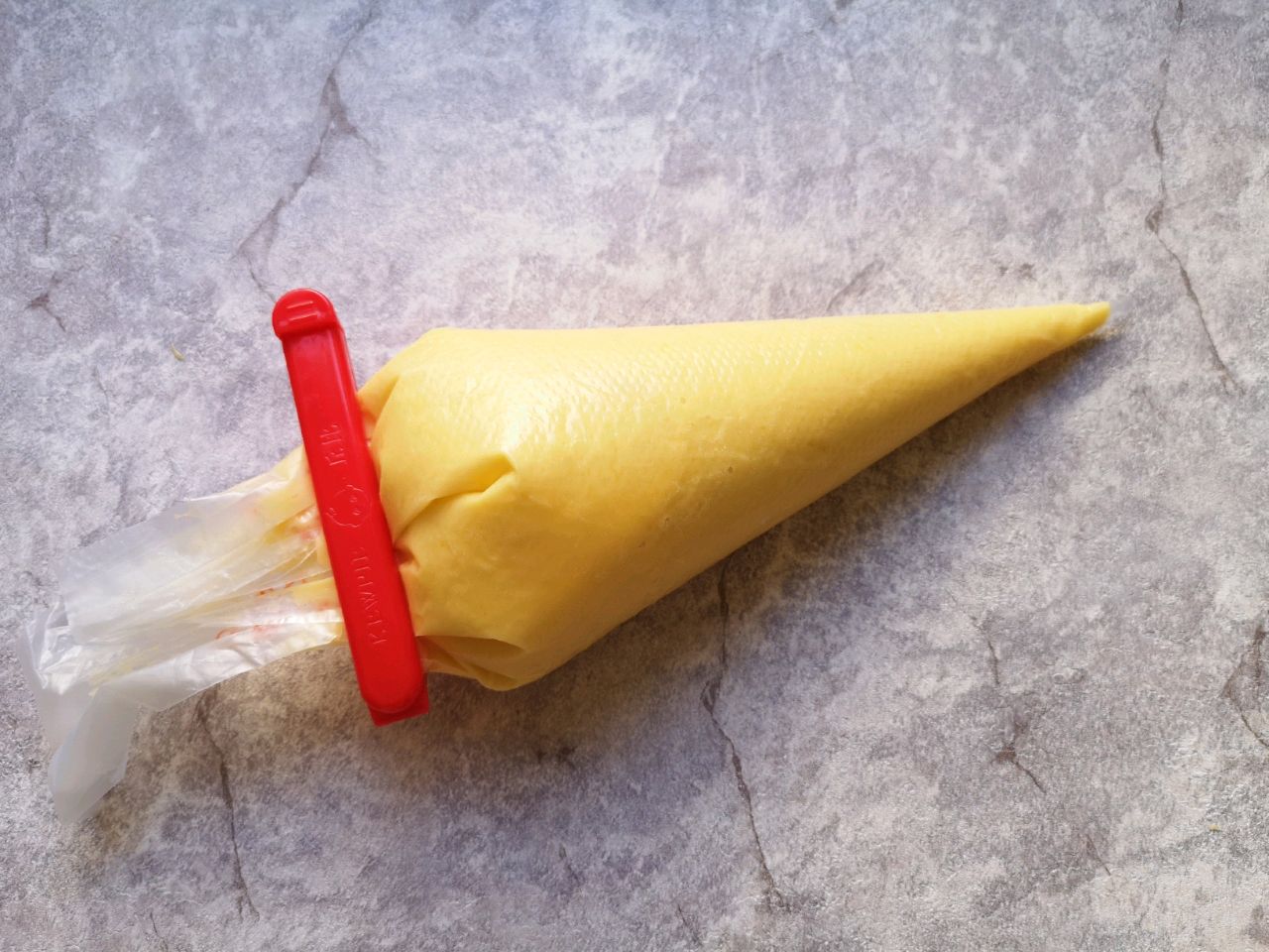 黄油巧克力甜甜圈