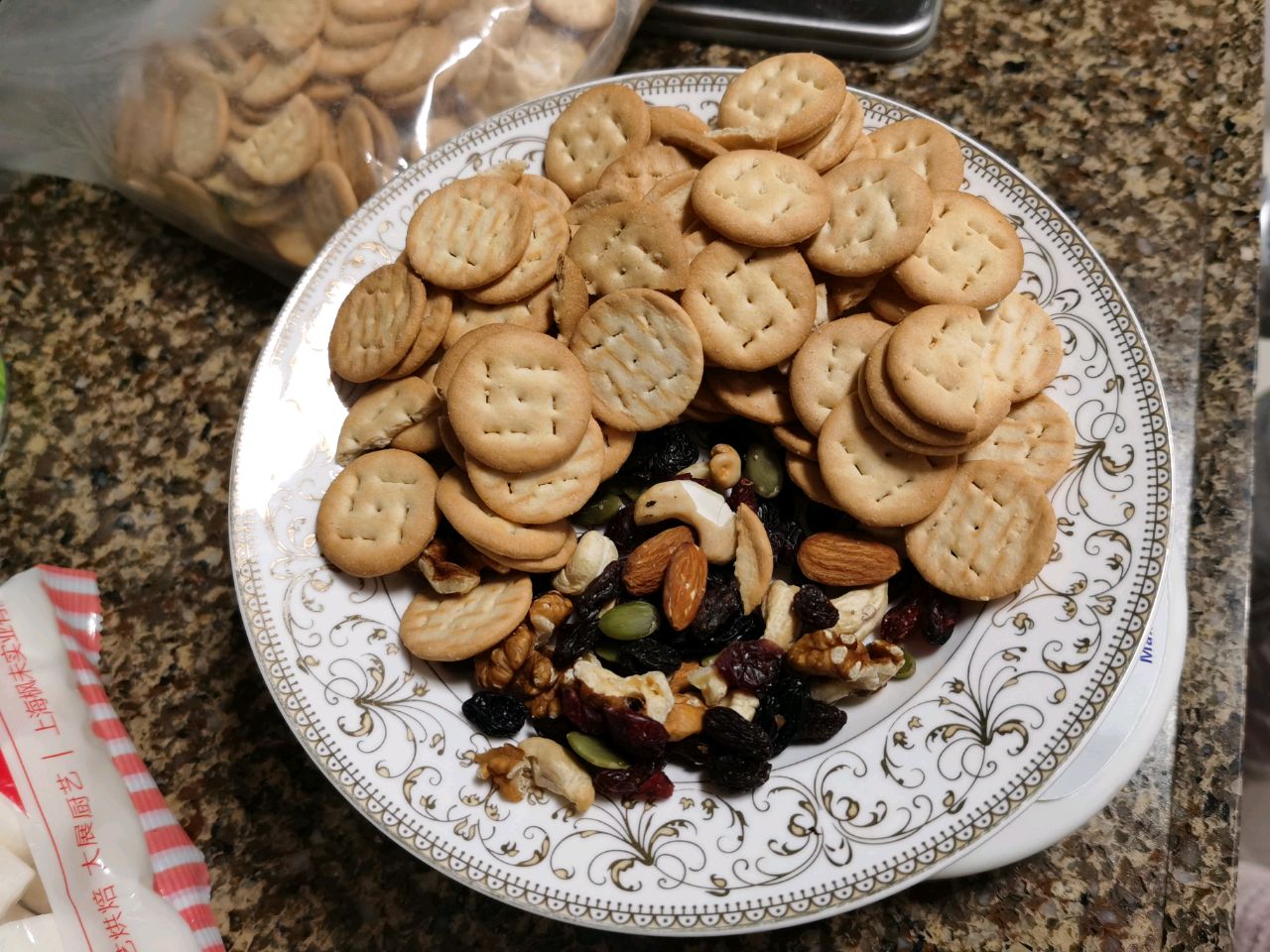 混合坚果饼干牛轧糖