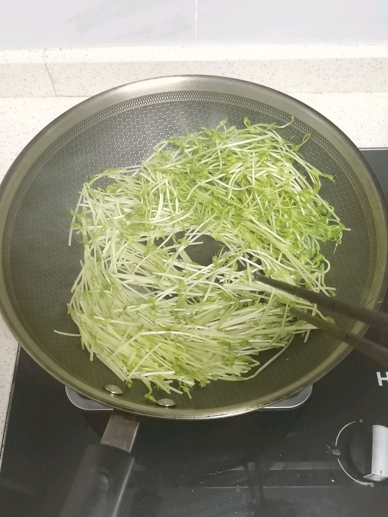 鸡蛋豆苗鲜汤