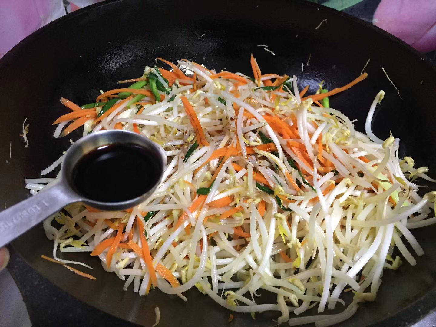 鸡蛋豆芽炒饼