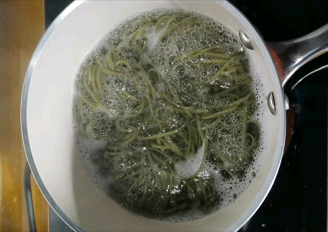 鸡蛋海藻面煎饼