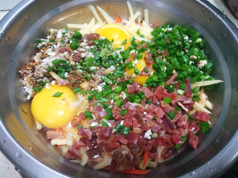 鸡蛋煎土豆红罗卜丝