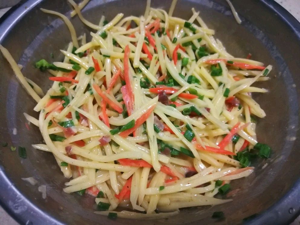 鸡蛋煎土豆红罗卜丝