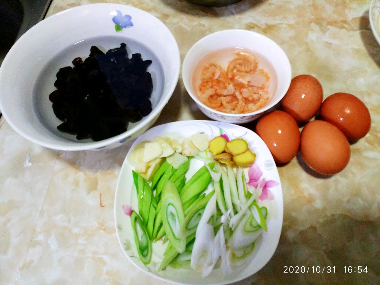 鸡蛋木耳炒虾干