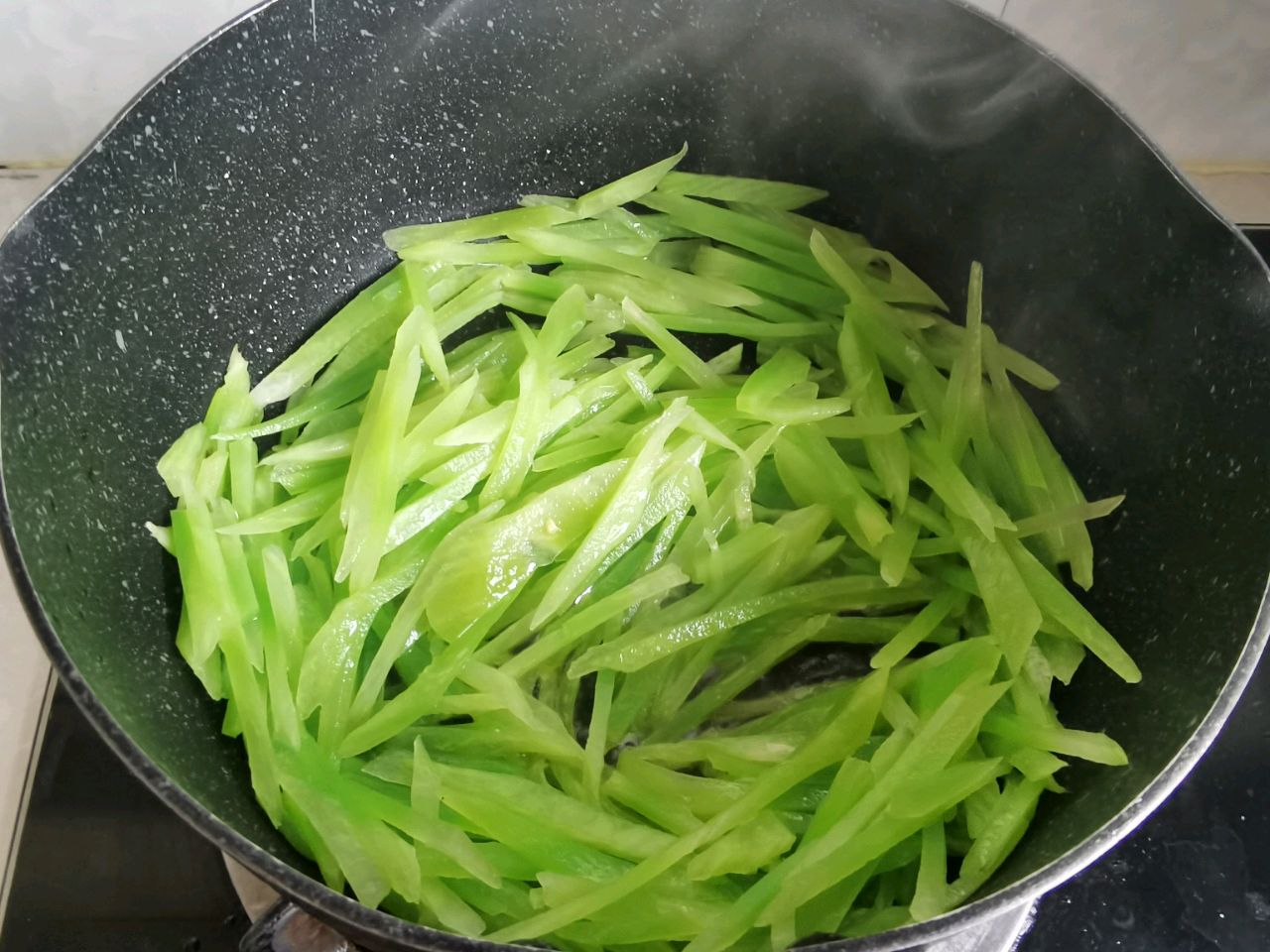 鸡蛋木耳莴笋丝