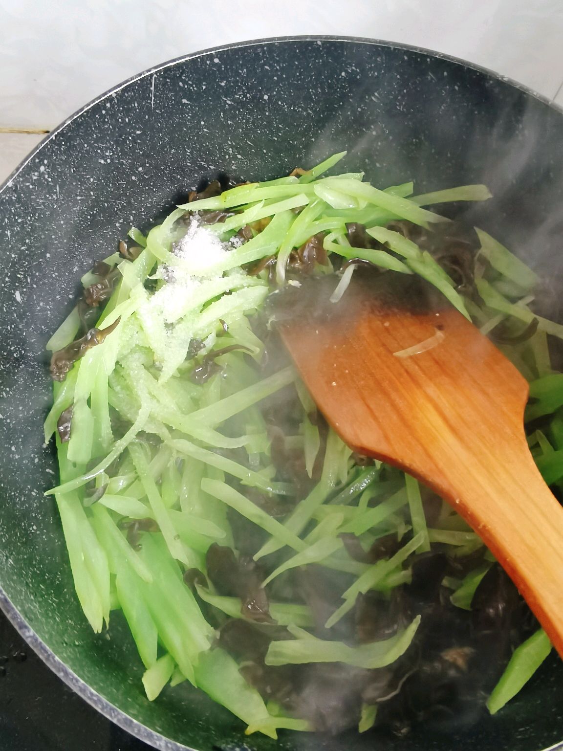 鸡蛋木耳莴笋丝