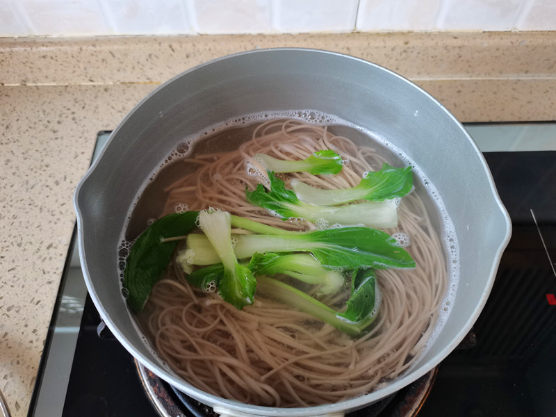 鸡蛋青菜蒜香荞麦面