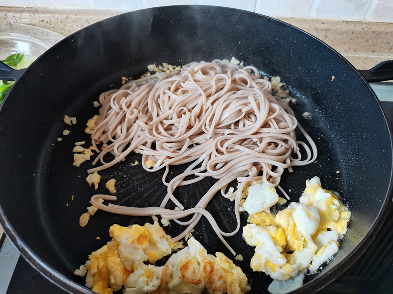鸡蛋青菜蒜香荞麦面