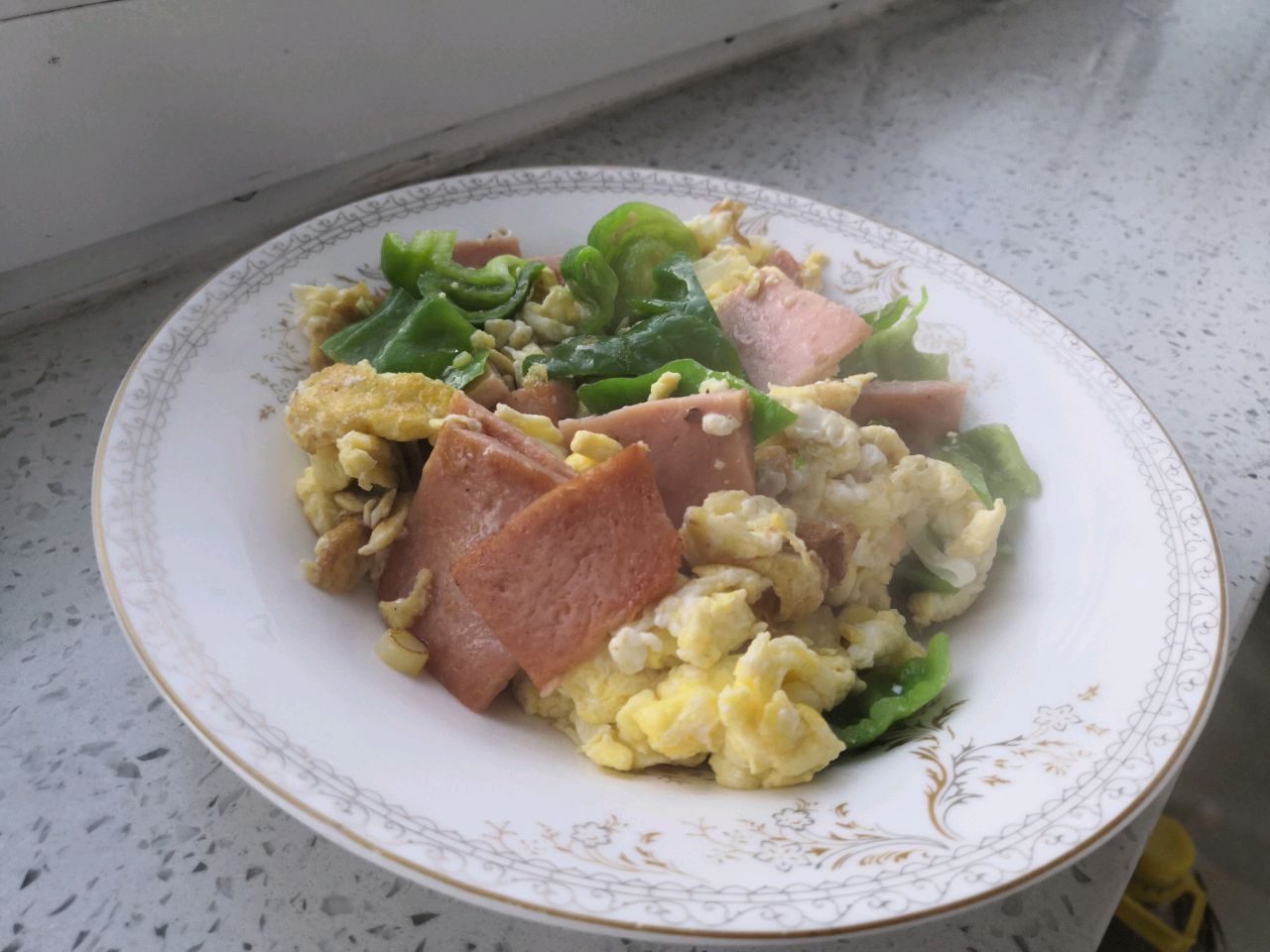 鸡蛋午餐肉炒青椒