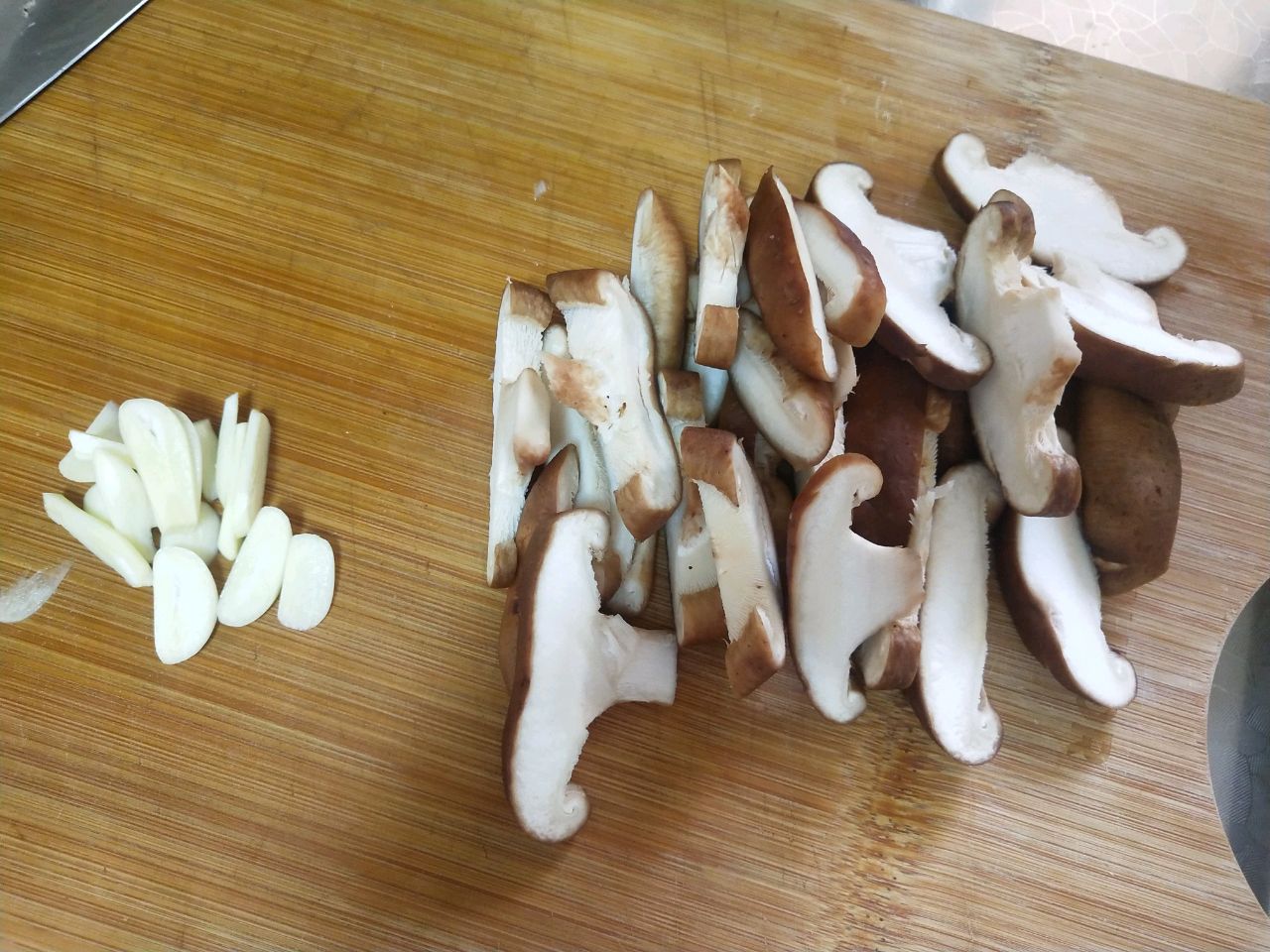几分钟搞定的素炒香菇