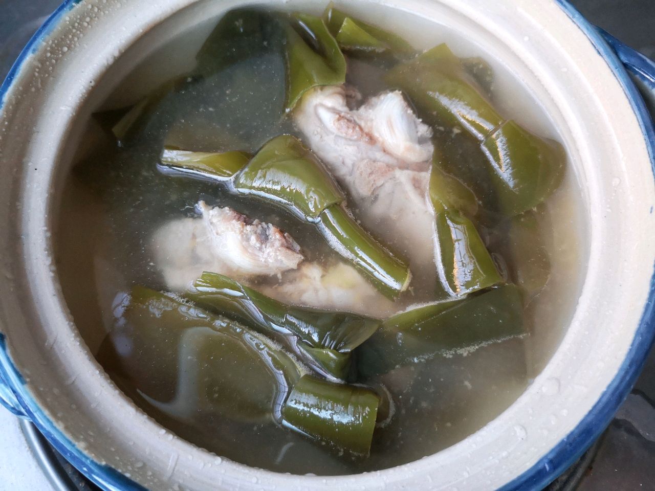 脊骨海带豆腐汤,简单易做暖胃清爽还减脂