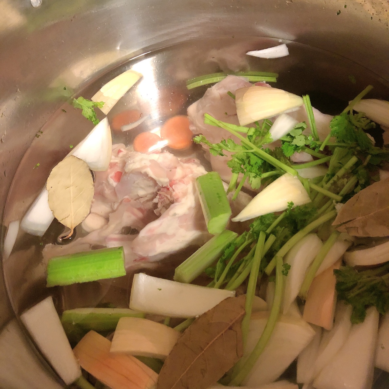 鸡架鸡骨秒变浓香清汤-解锁自制鸡骨浓汤宝