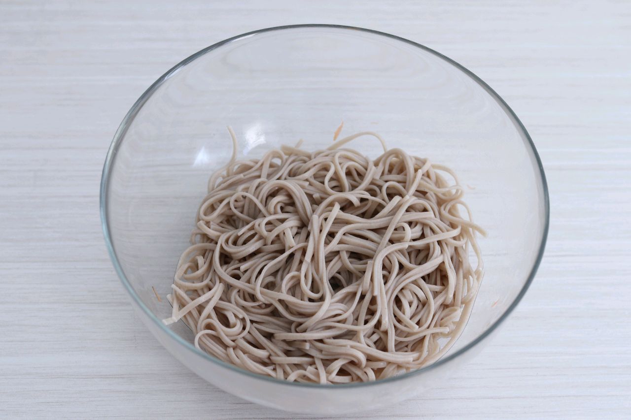 鸡肉拌面,香辣可口,简单又快手