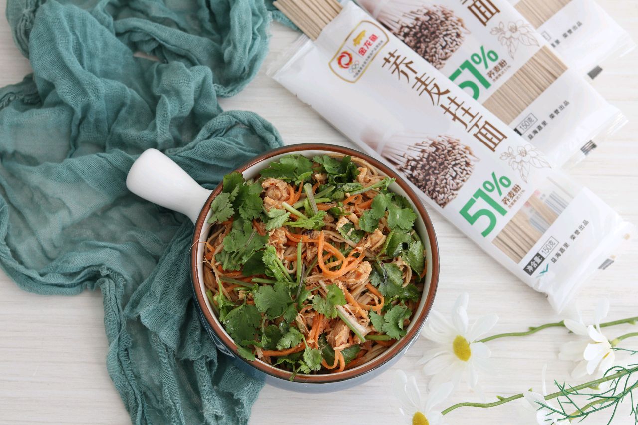 鸡肉拌面,香辣可口,简单又快手