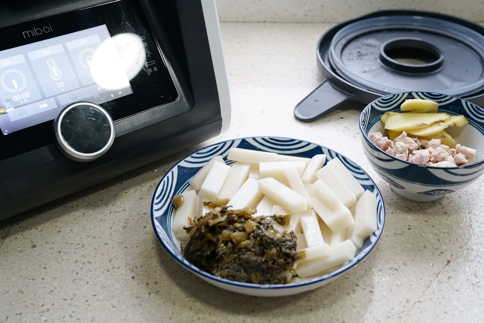 鸡肉丁酸菜汤年糕