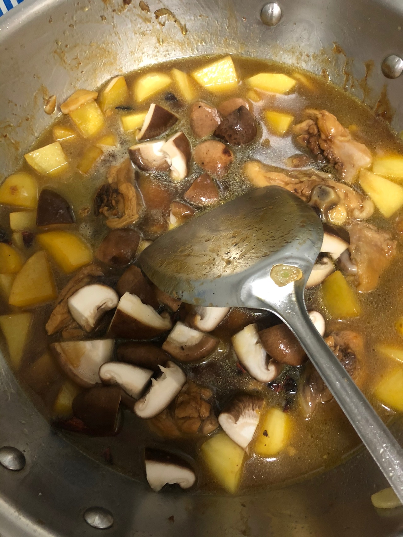 鸡肉炖蘑菇土豆