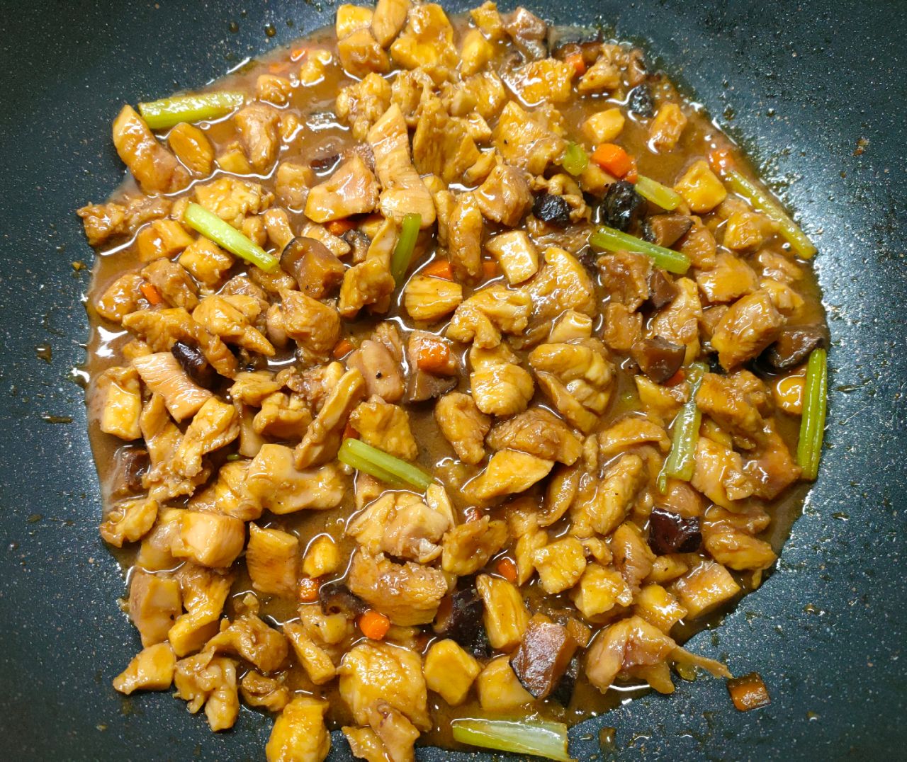 鸡肉焖饭