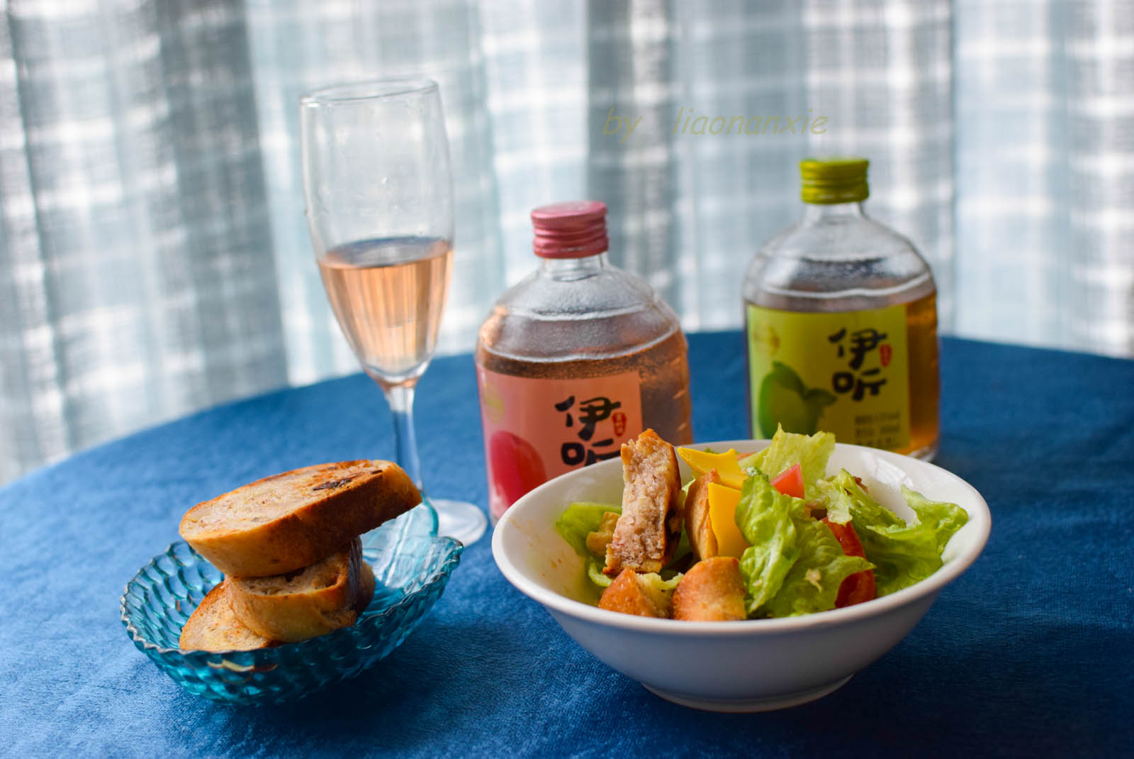 鸡肉沙拉配伊听果酒