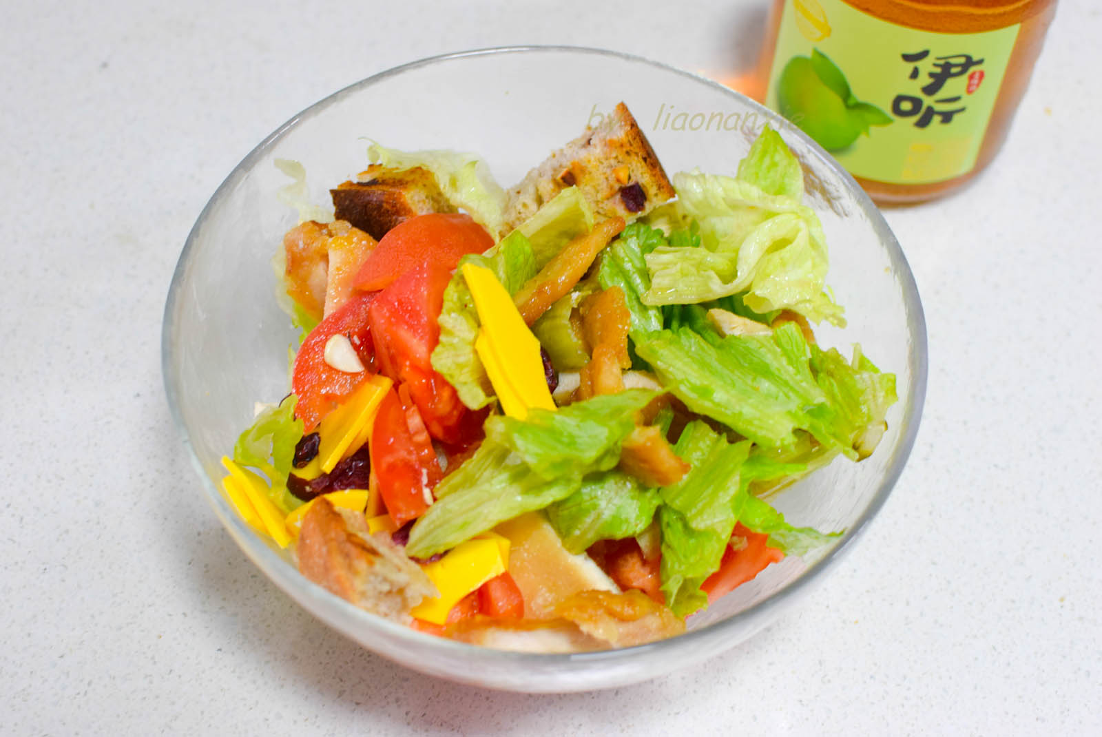 鸡肉沙拉配伊听果酒