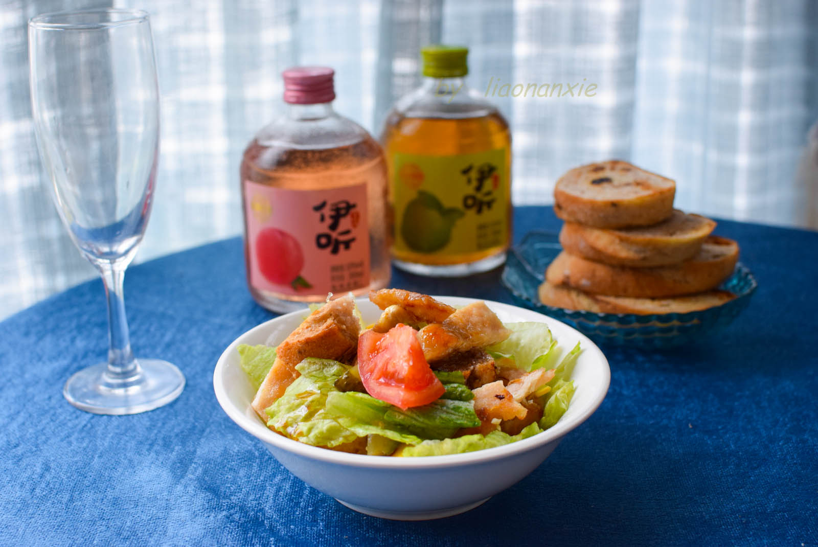 鸡肉沙拉配伊听果酒