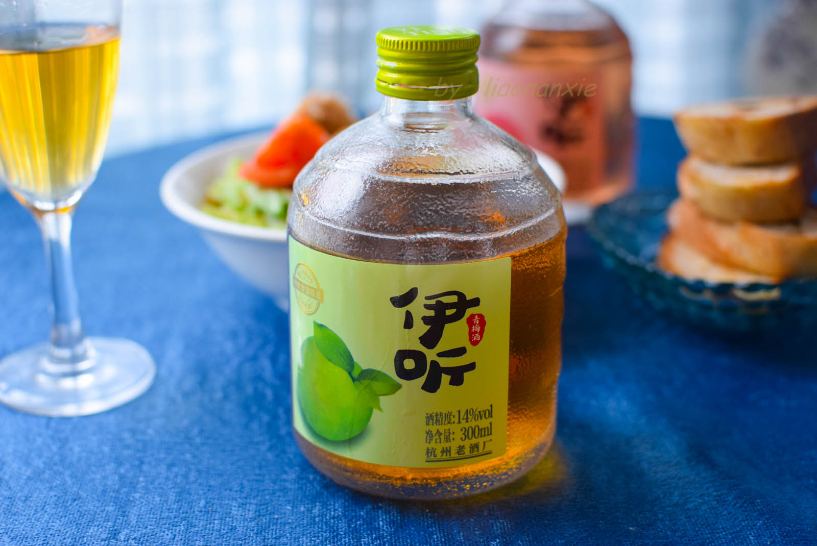 鸡肉沙拉配伊听果酒