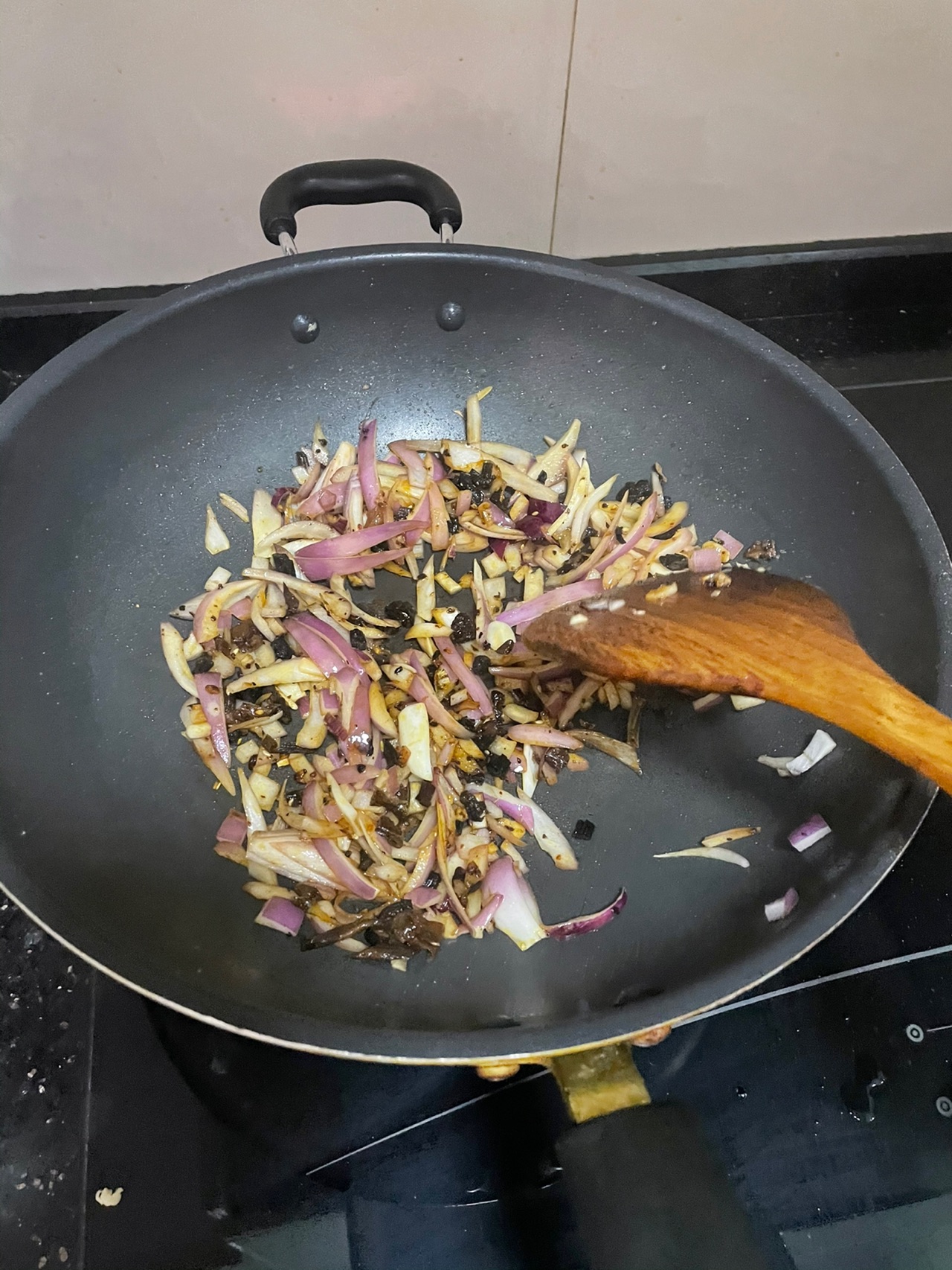 鸡丝这样做超简单!洋葱白菜杆炒鸡丝