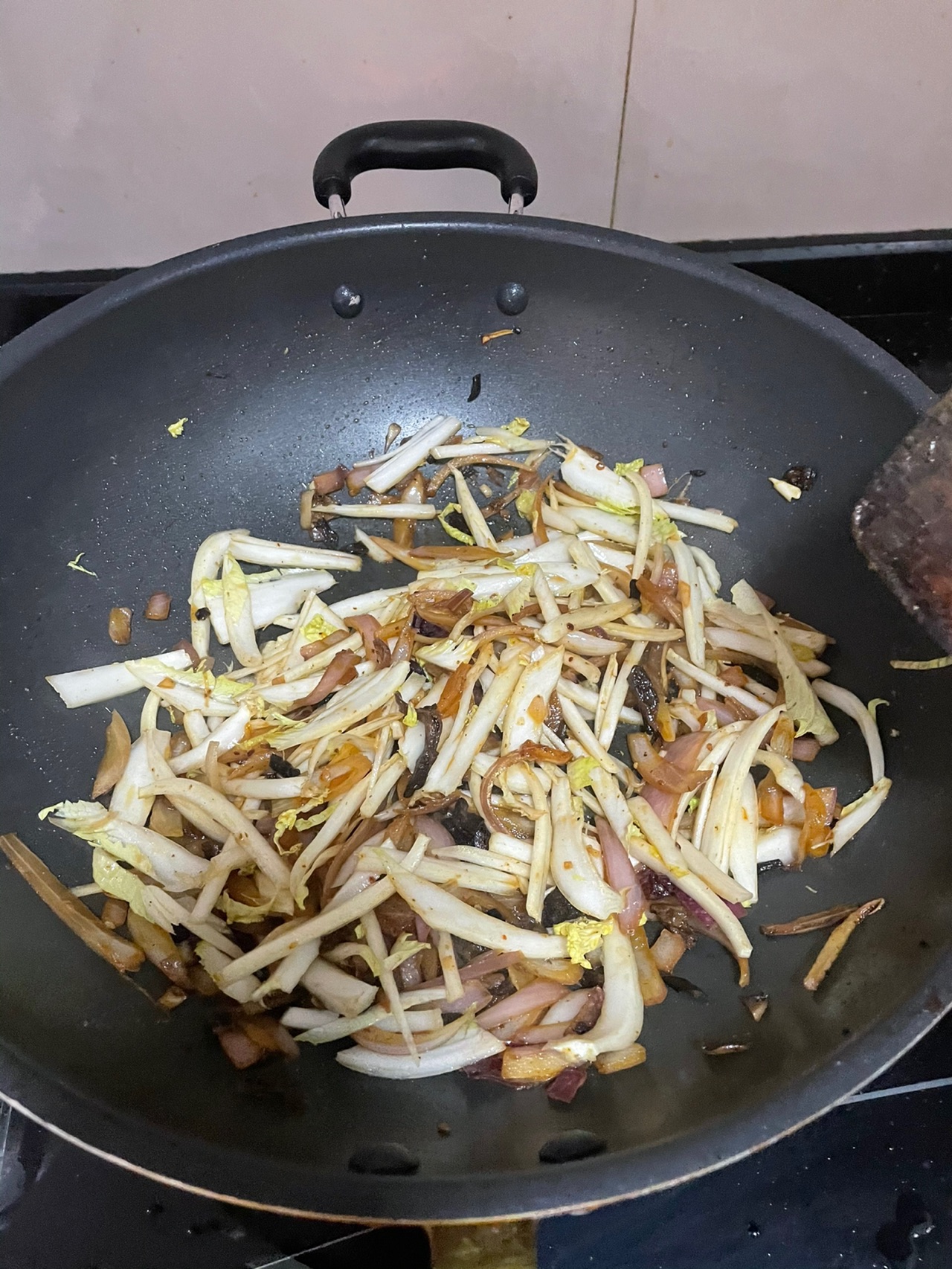 鸡丝这样做超简单!洋葱白菜杆炒鸡丝
