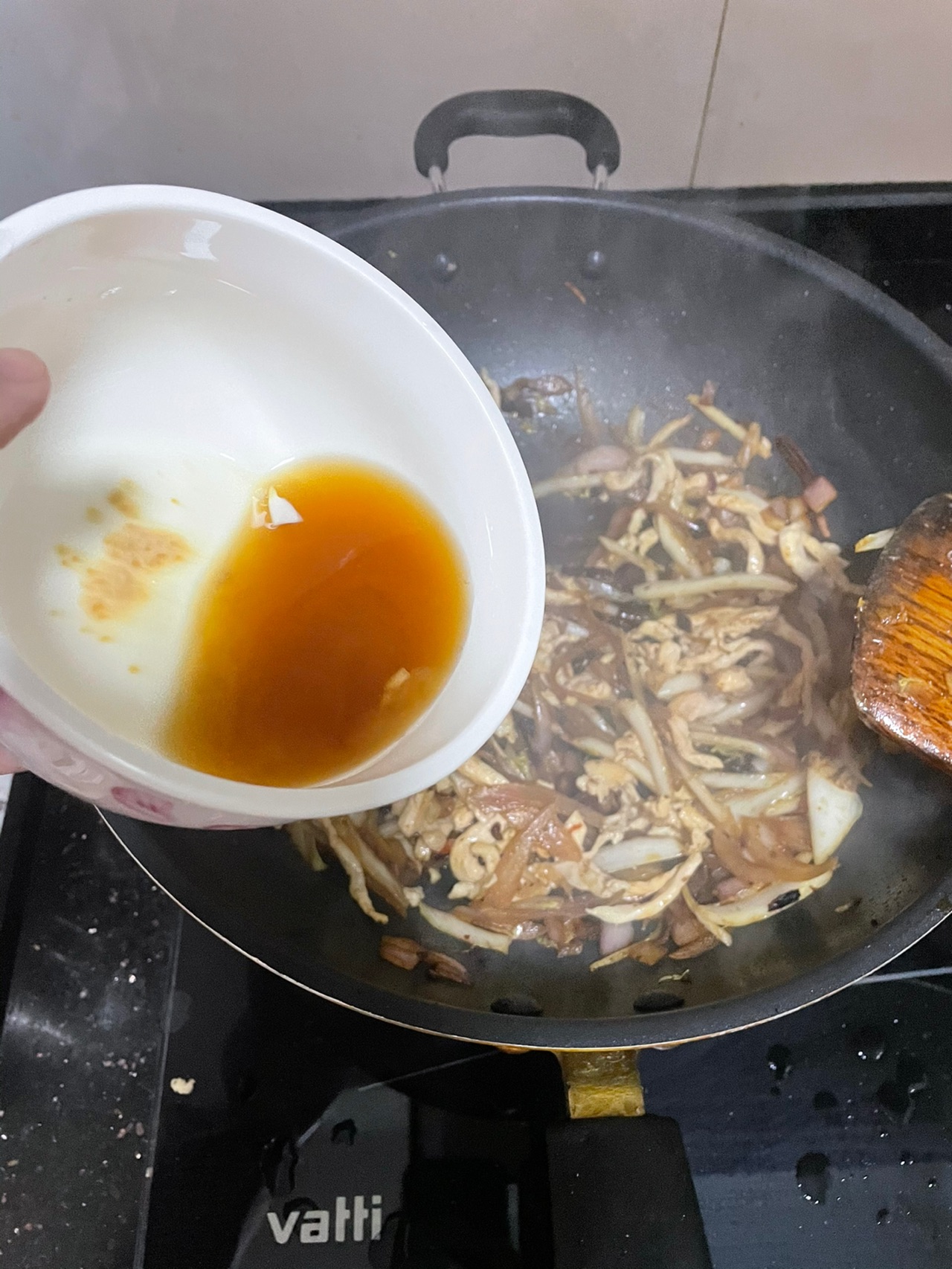 鸡丝这样做超简单!洋葱白菜杆炒鸡丝