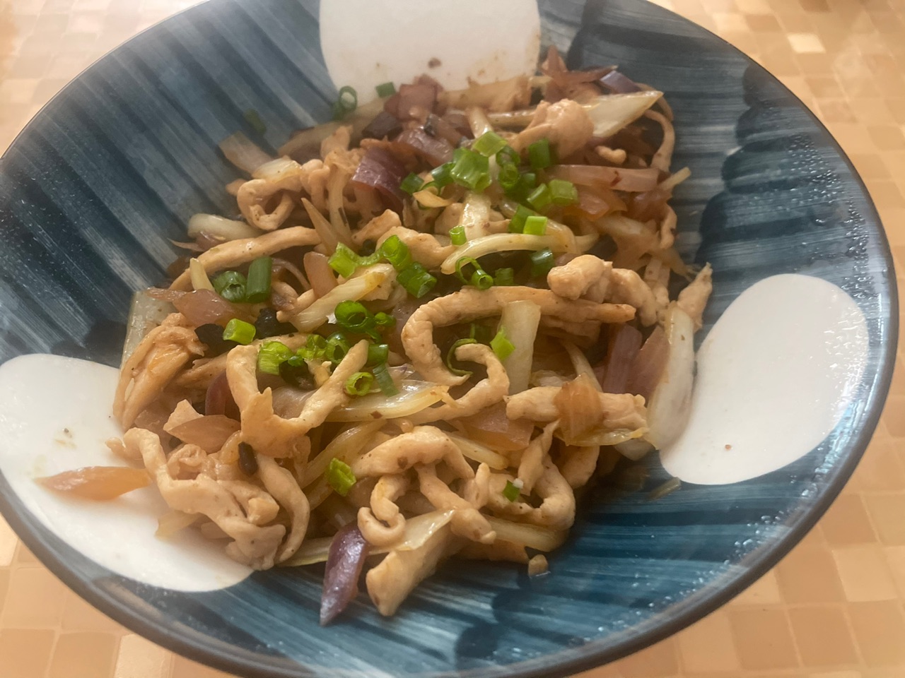 鸡丝这样做超简单!洋葱白菜杆炒鸡丝