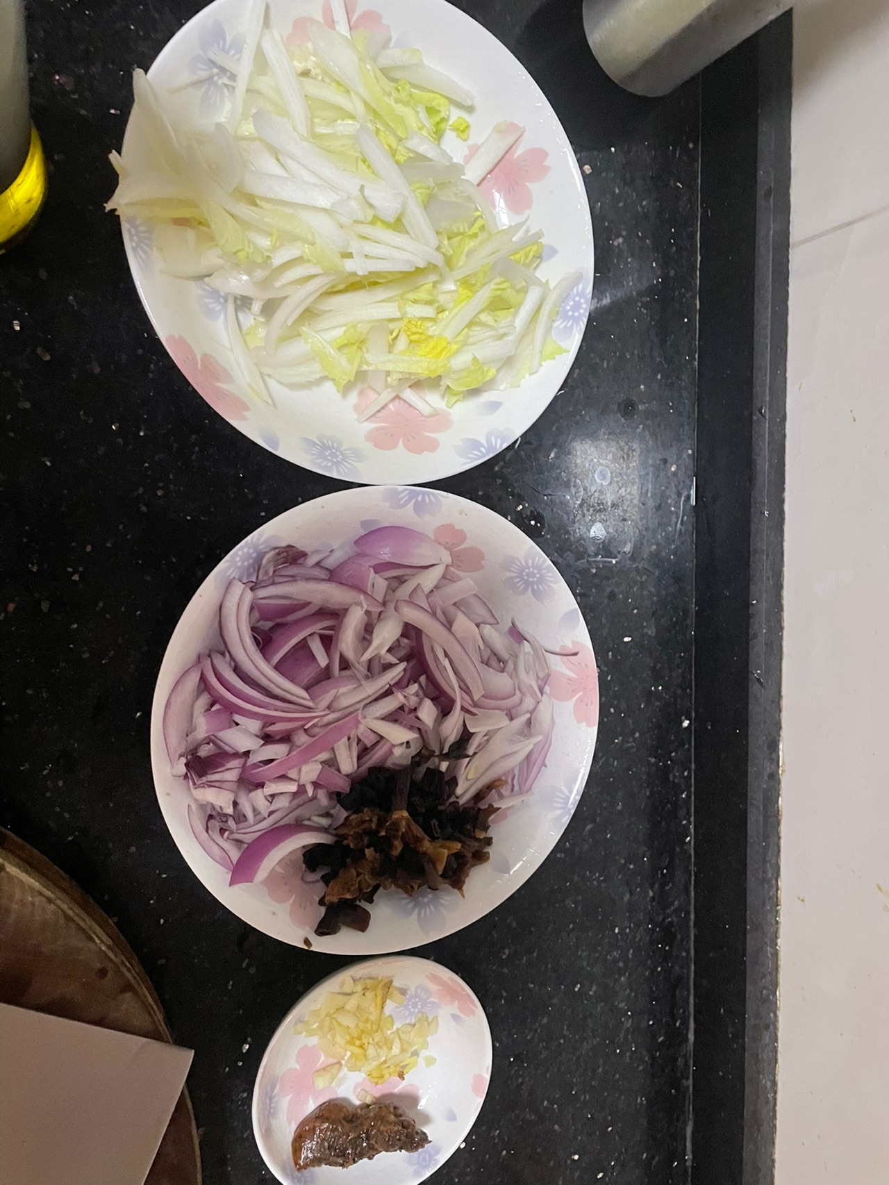 鸡丝这样做超简单!洋葱白菜杆炒鸡丝