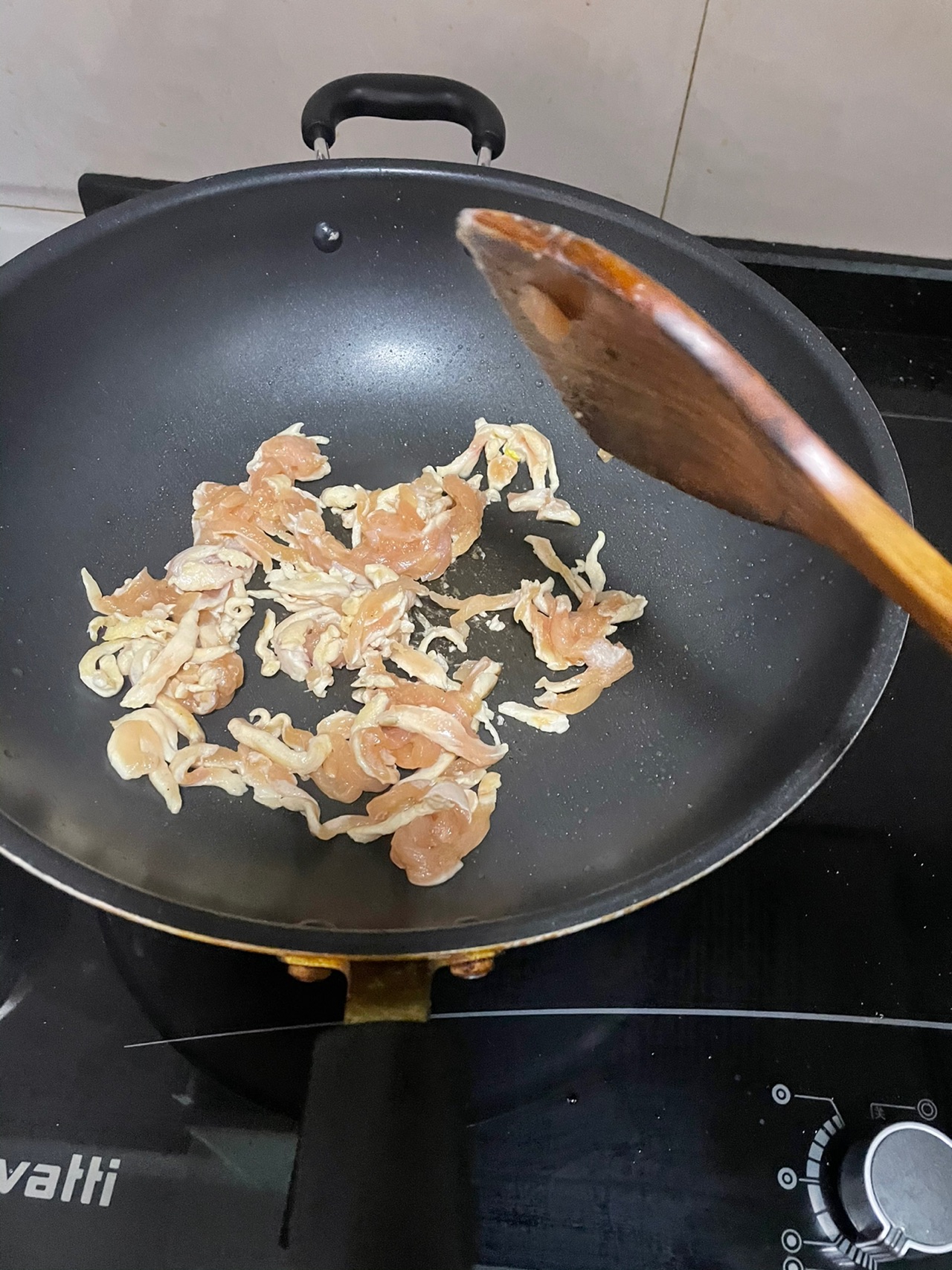 鸡丝这样做超简单!洋葱白菜杆炒鸡丝