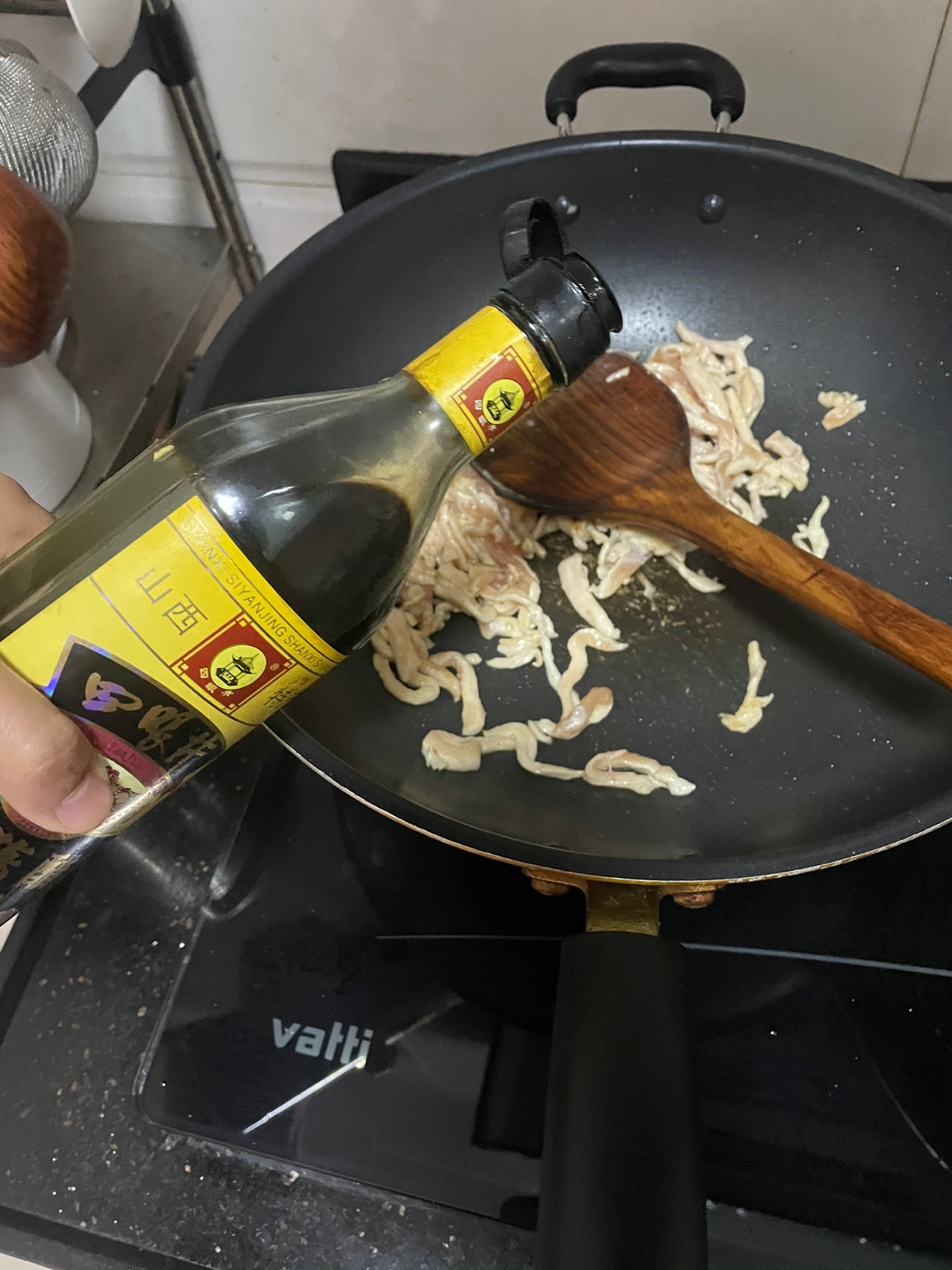 鸡丝这样做超简单!洋葱白菜杆炒鸡丝