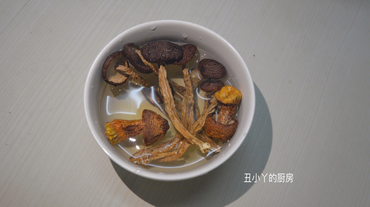 姬松茸+茶树菇+排骨汤