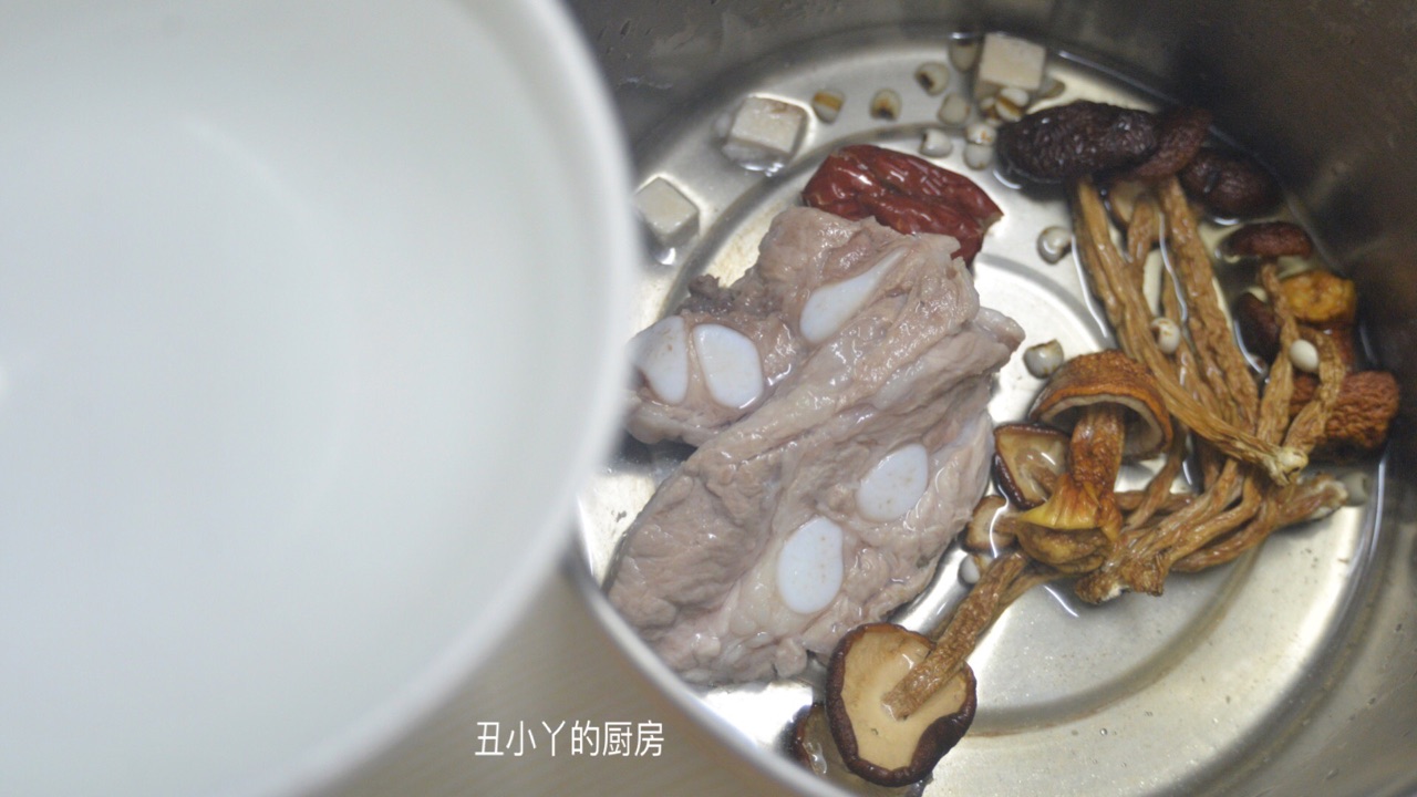 姬松茸+茶树菇+排骨汤