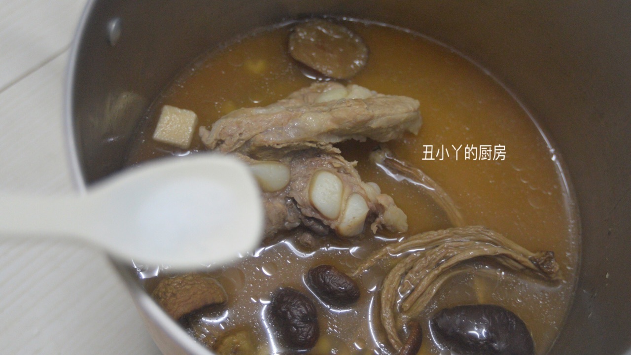 姬松茸+茶树菇+排骨汤