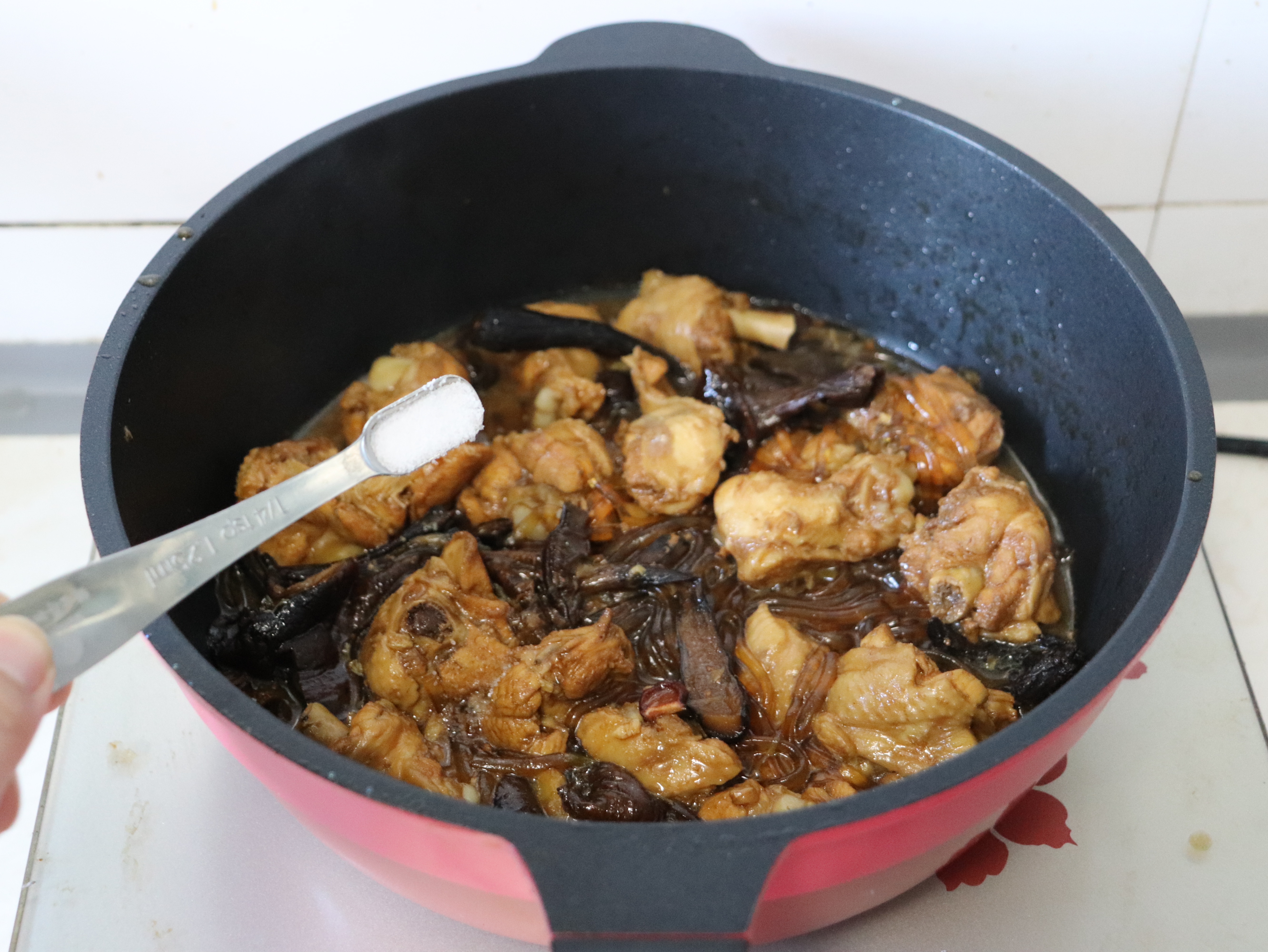鸡腿炖蘑菇粉条