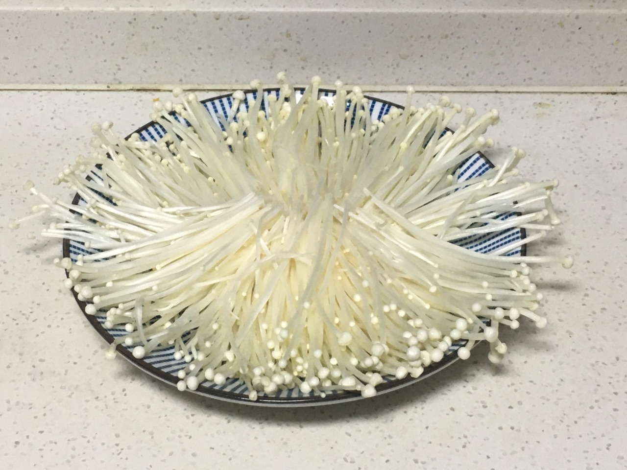 鸡腿蒸金针菇