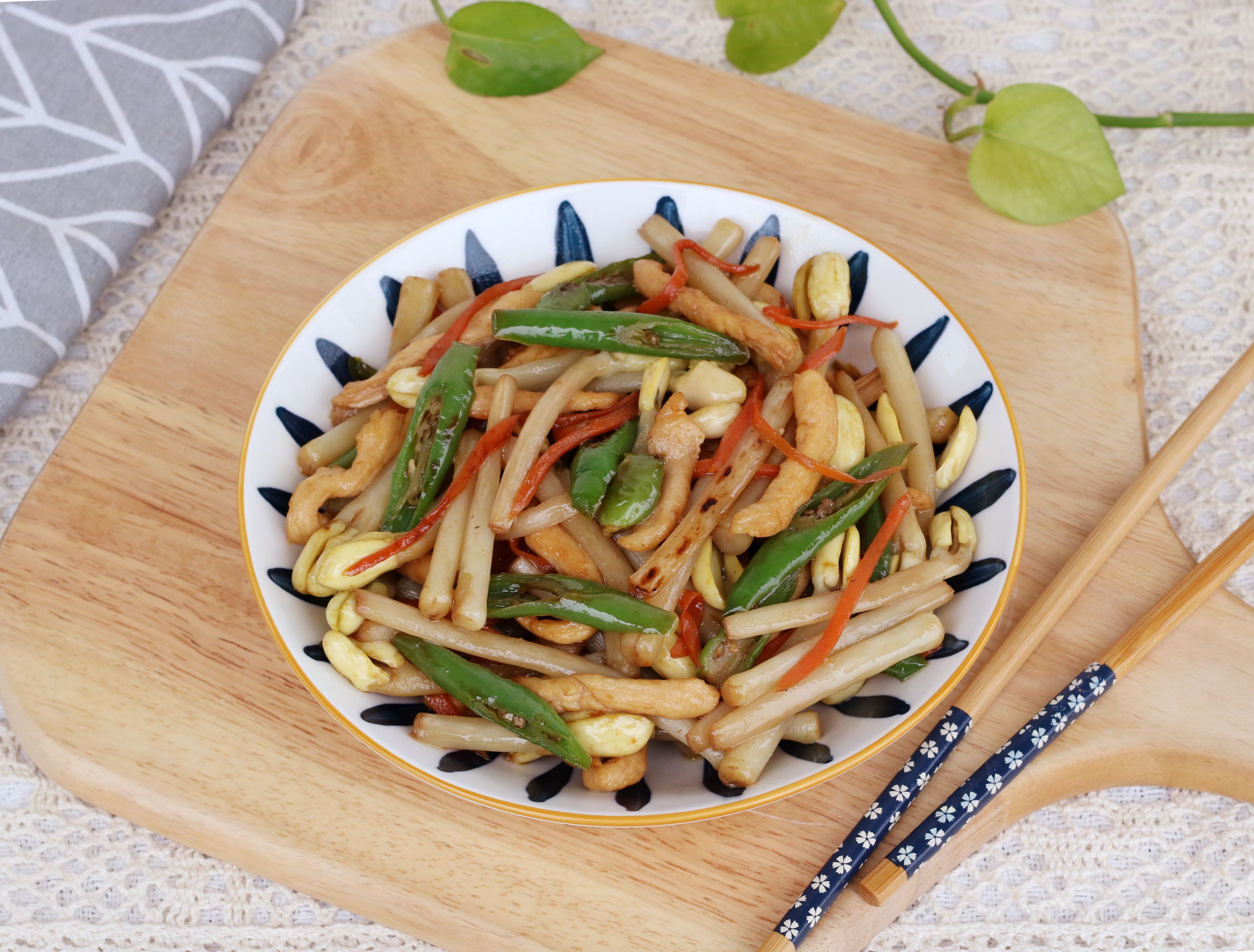 鸡胸肉炒花生芽