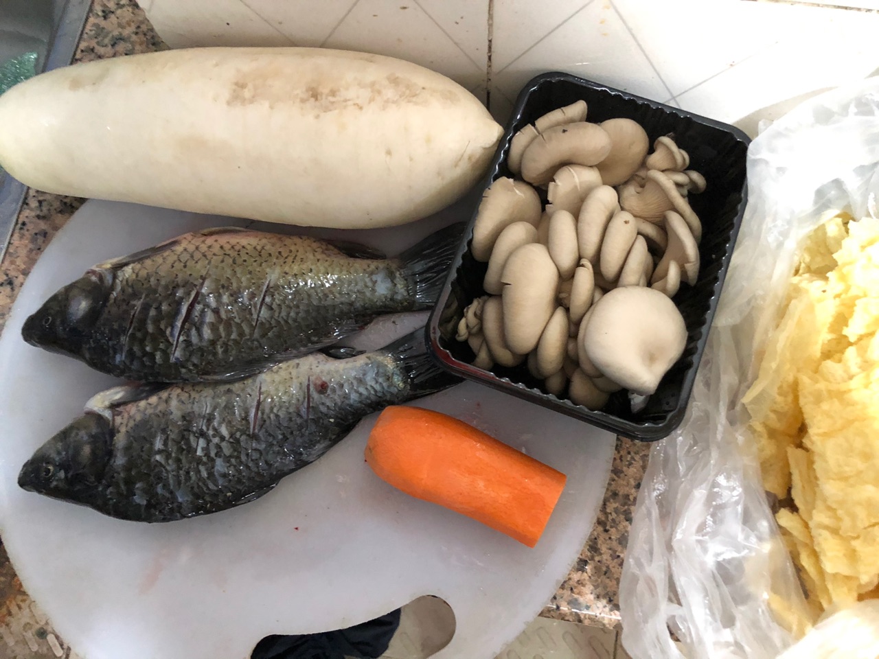 鲫鱼萝卜杂汤