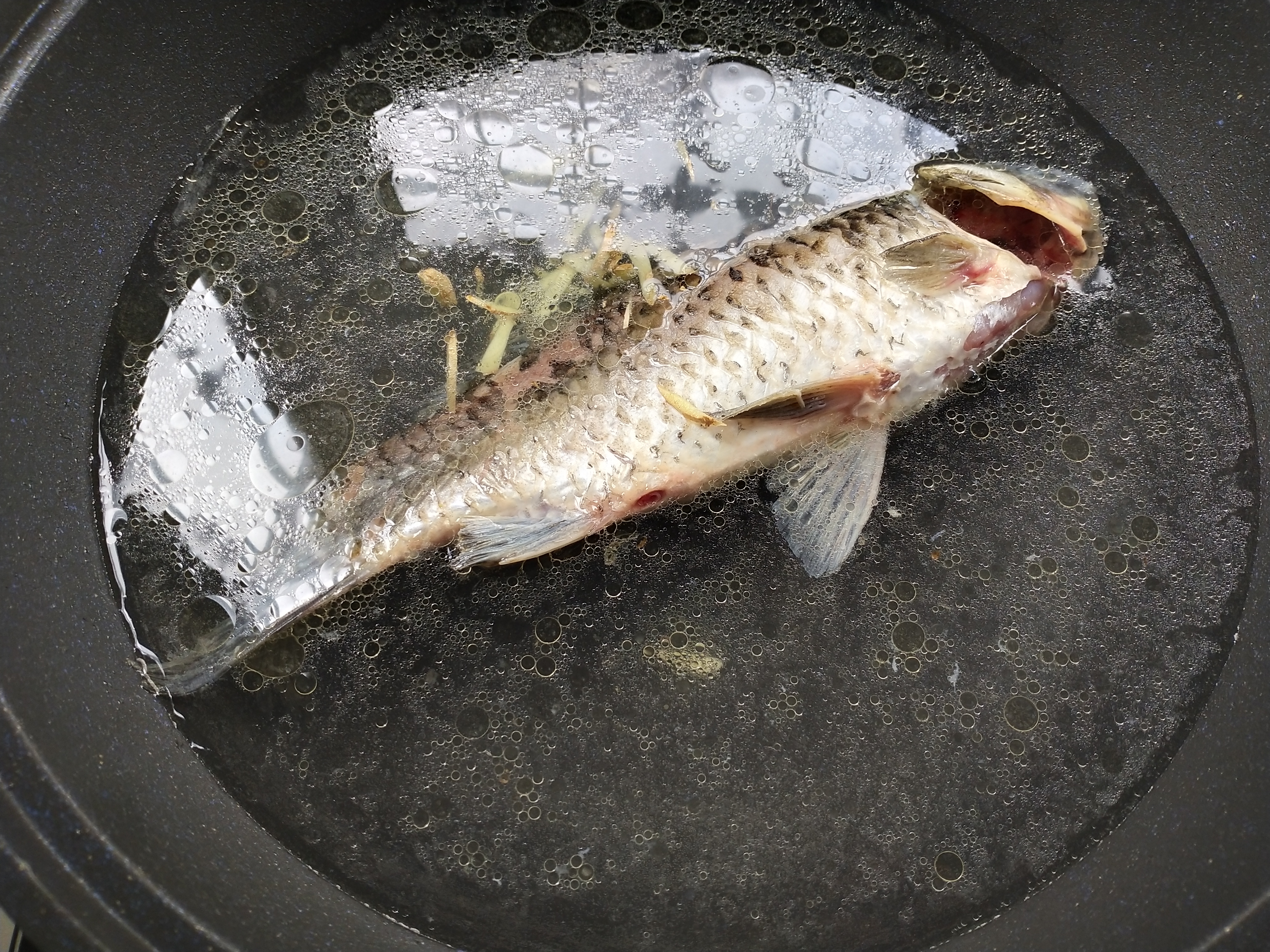 鲫鱼平菇面