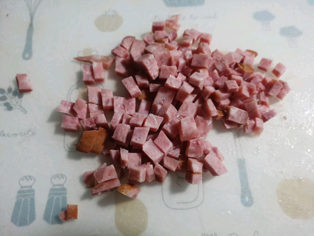 鸡汁芝麻油火腿粒意粉