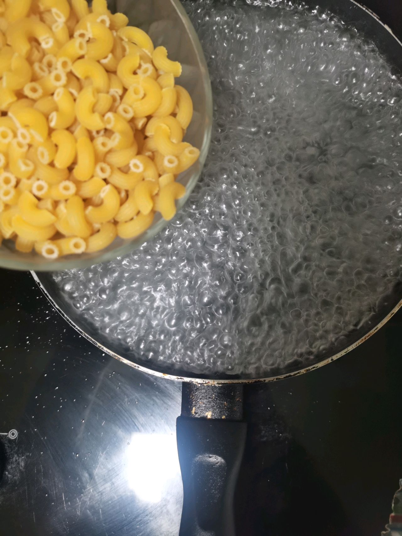 鸡汁芝麻油火腿粒意粉